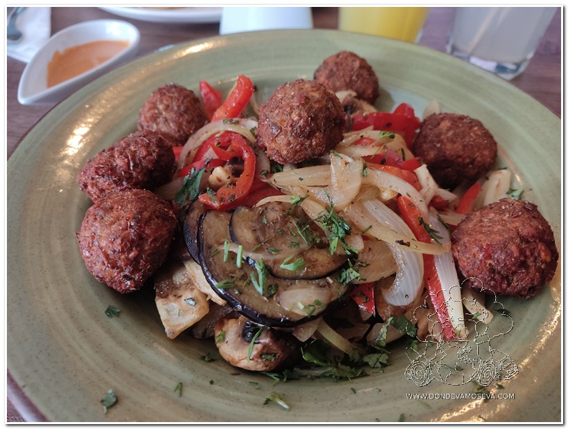 Plato vegetarinao en el restaurante café Nopal de la ciudad sorpresa