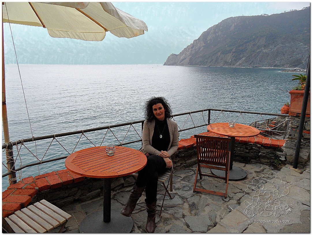 Senda junto a la Torre Aurora entre el casco antiguo y la playa de Monterosso al Mare