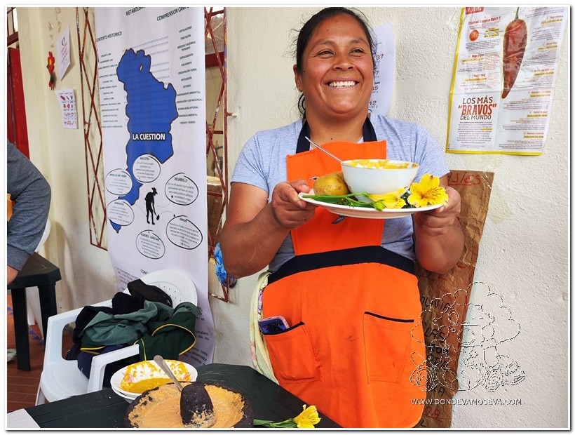 Campesina ofreciendo sus productos en el mercado de Dos Puentes