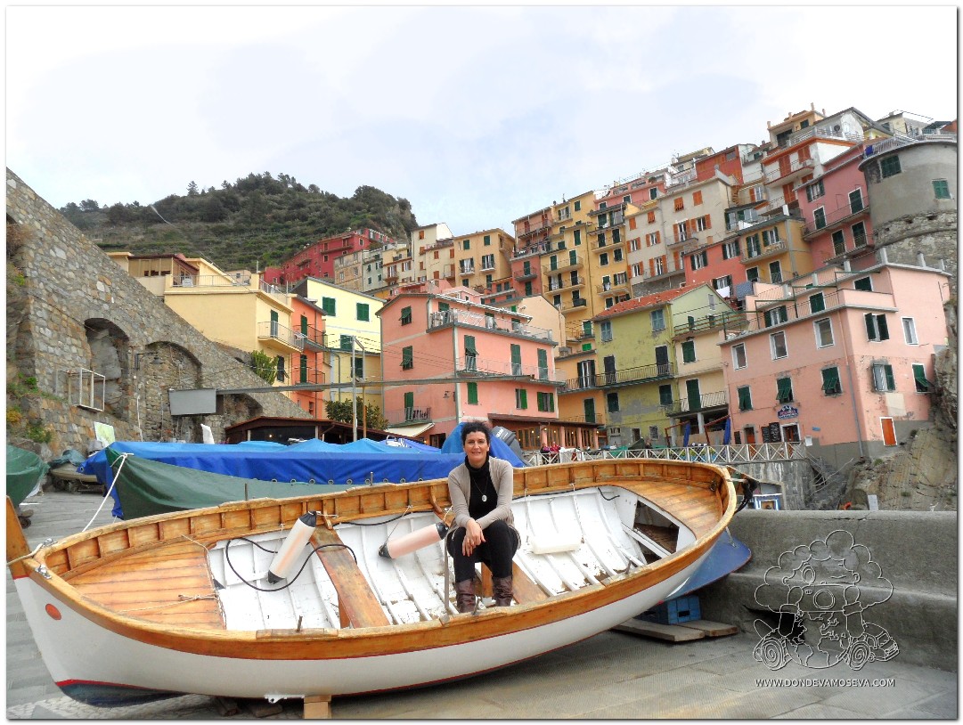 Puerto de Manarola con barcas de pescadores en Cinque Terre