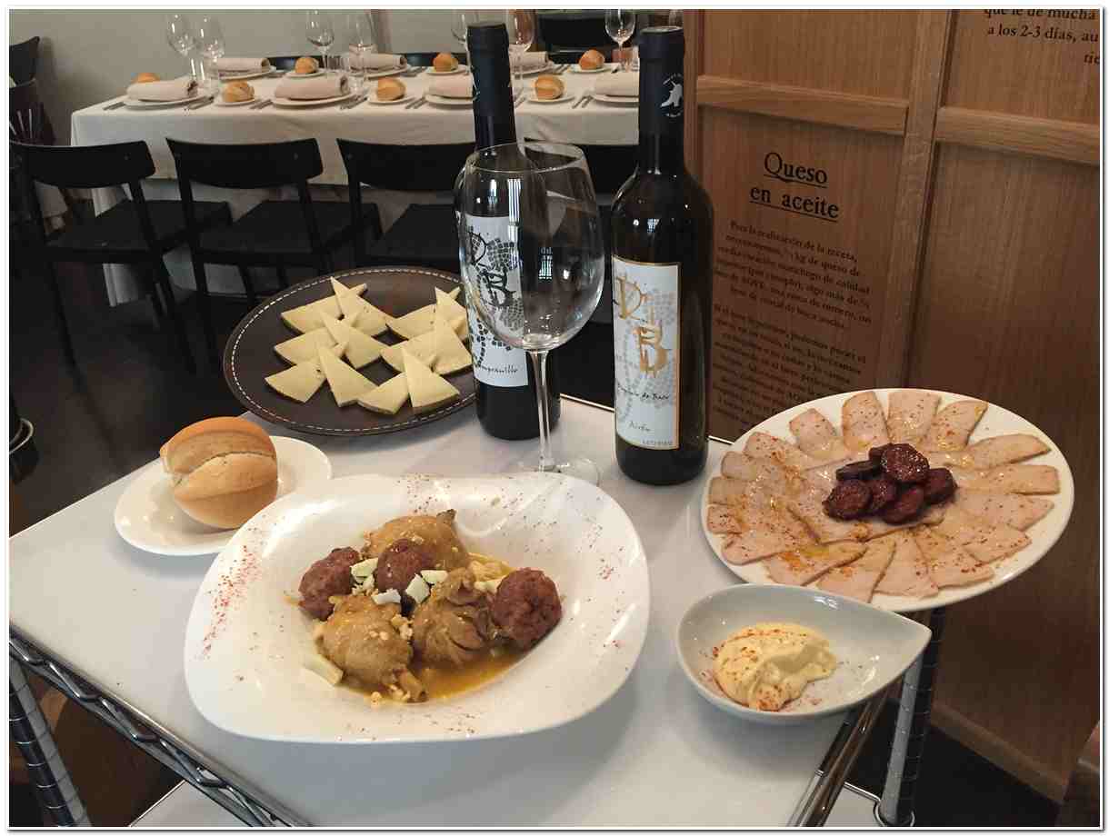 Mesa con platos tradicionales de distintos pueblos gastronómicos de España