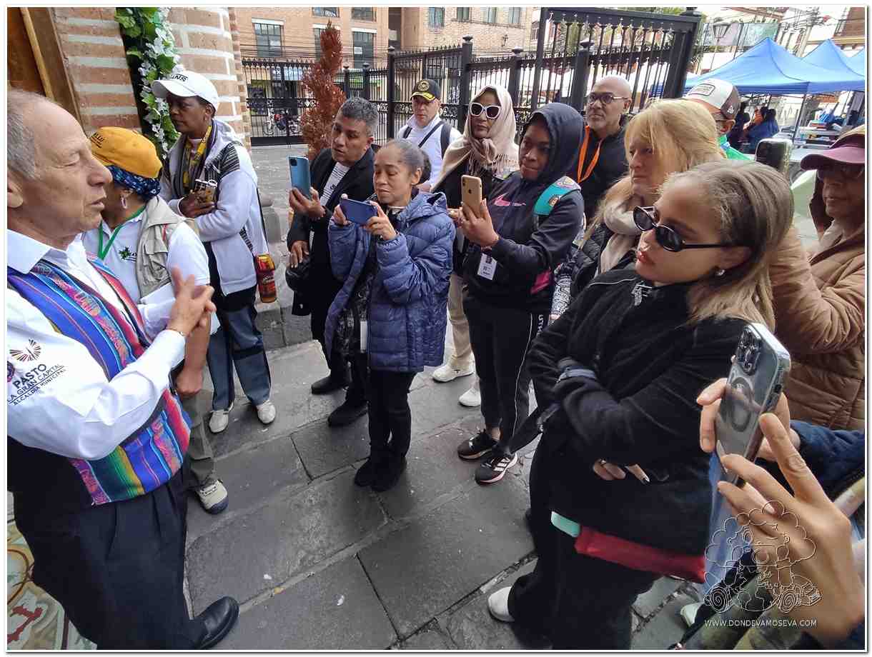 Grupo de turistas visitando la catedral de PAsto