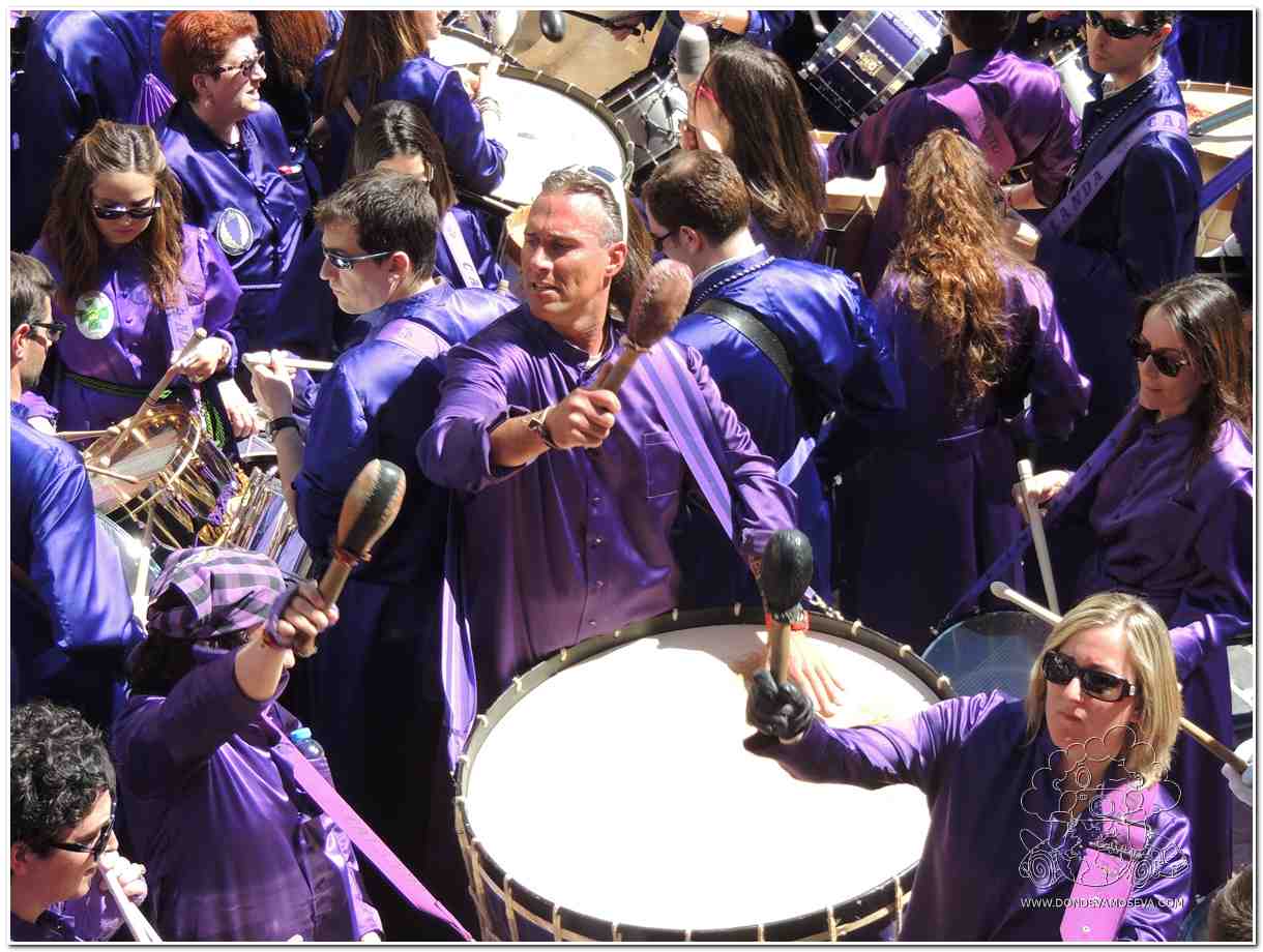 El bombo y la maza marcan el paso de la Semana Santa de Calanda