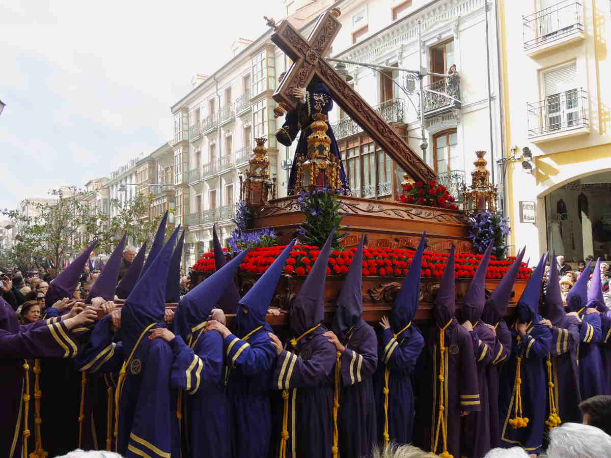 Procesión Los Pasos durante la Semana Santa en Palencia