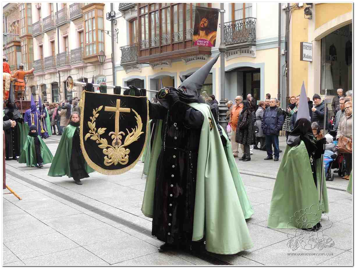 procesión de Semana Santa en Palencia con ambiente solemne