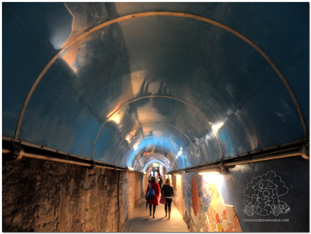 Túnel de acceso al casco antiguo de Riomaggiore desde la estación