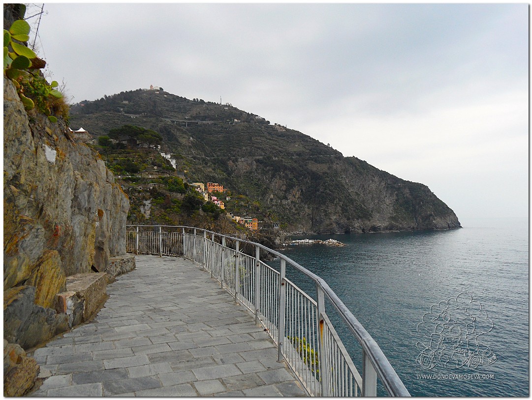 Sendero sobre el mar en Riomaggiore Parque Nacional de Cinque Terre