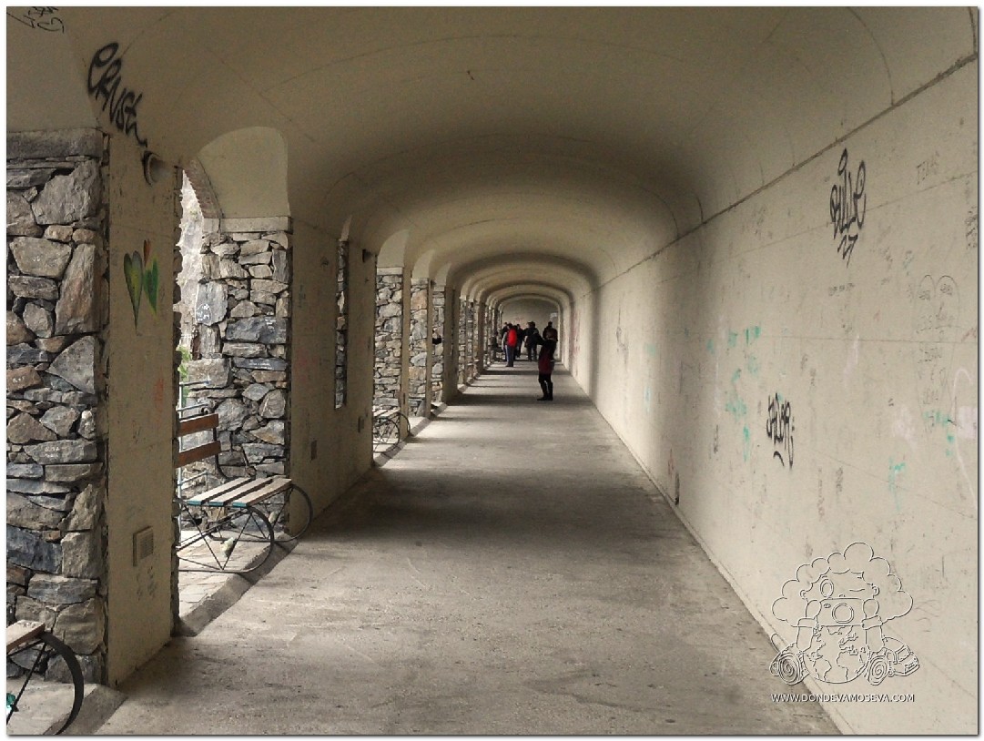 Túnel excavado en la roca en la Via dell’Amore