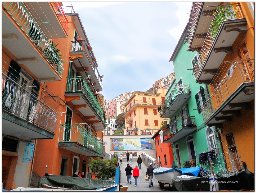 Calle Via di Mezzo con tiendas y ambiente local