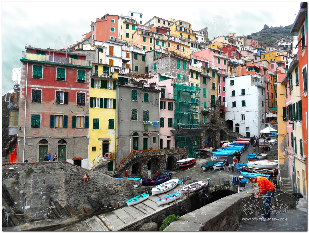 Centro histórico de Riomaggiore desde el puerto con casas de colores en vertical