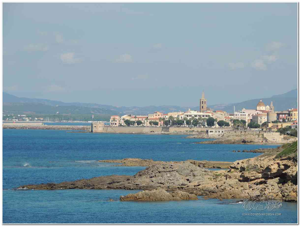 Murallas y casco histórico de Alghero frente al mar en nuestra ruta por Cerdeña en coche