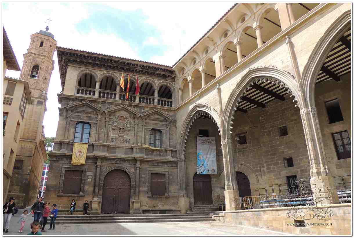 La Plaza Mayor con ayuntamiento y Loja, son el epicentro de la procesión del Santo Entierro