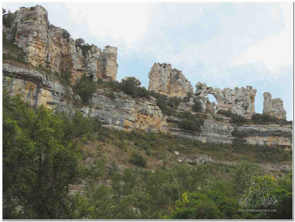 "Beso del Camello"  en orbaneja del Castillo vertiente burgalesa de Las Loras