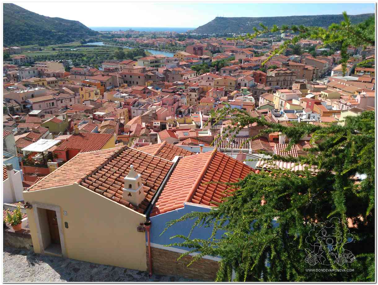 Vista de Bosa desde el castillo de Malaspina