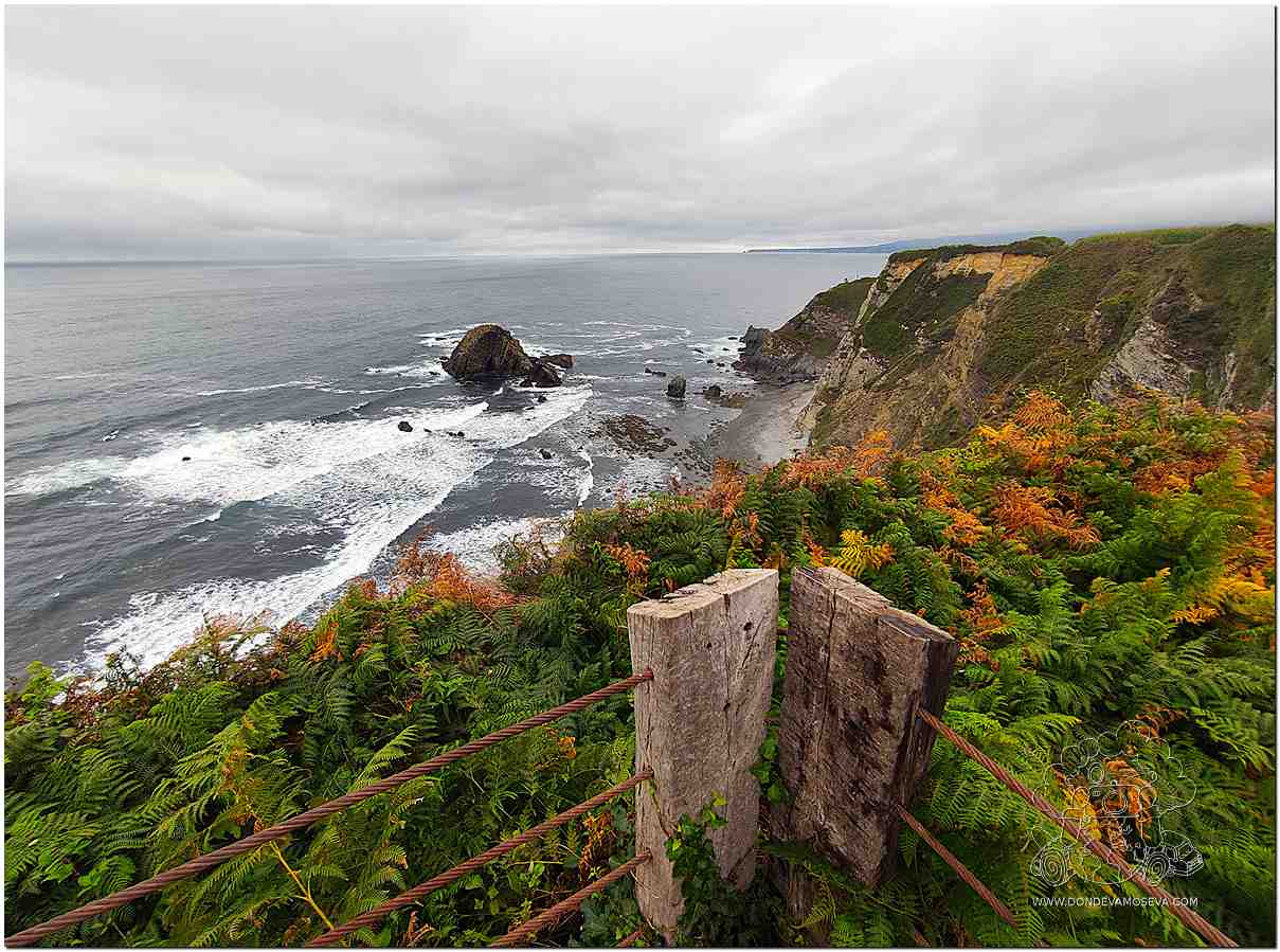 acantilados y faro de Cabo Busto en la costa de Asturias
