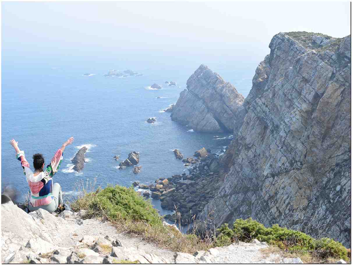 faro y acantilados de Cabo Peñas el punto más septentrional de Asturias