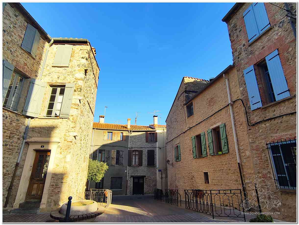 Rincón del casco histórico de Rivesaltes con casas de ventanas de colores