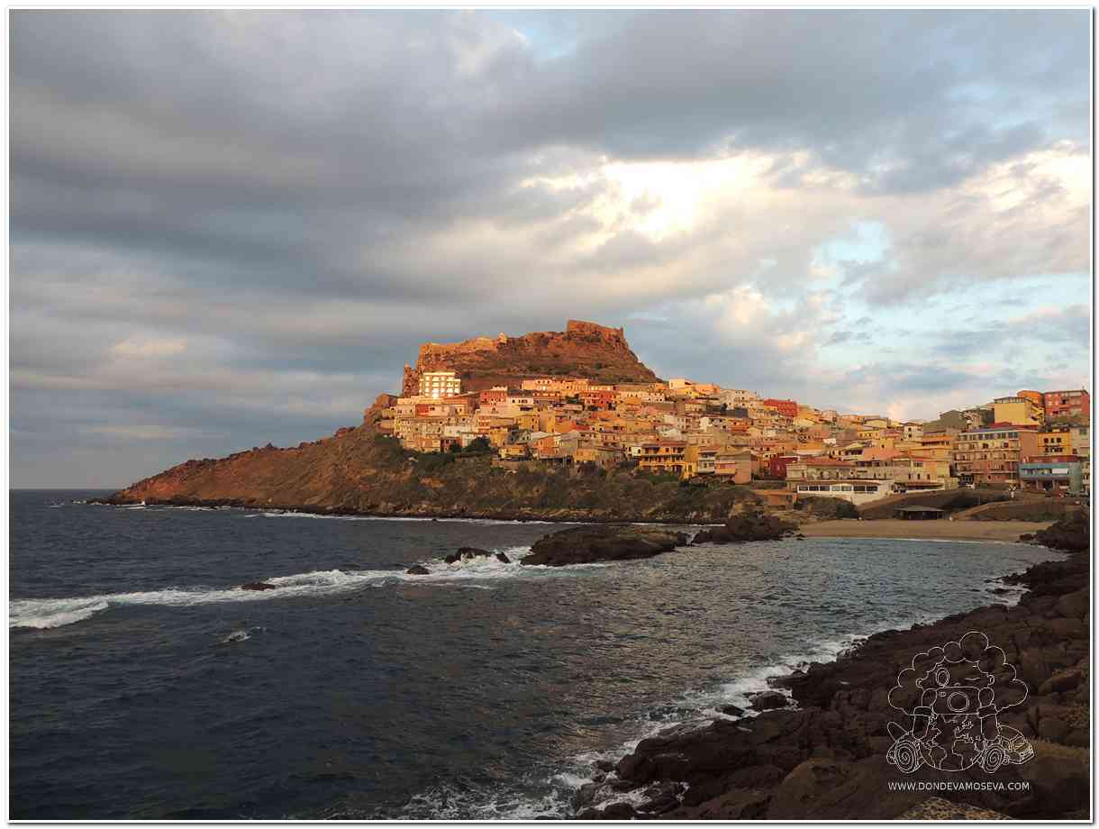 Castelsardo pueblo medieval en la costa norte de Cerdeña