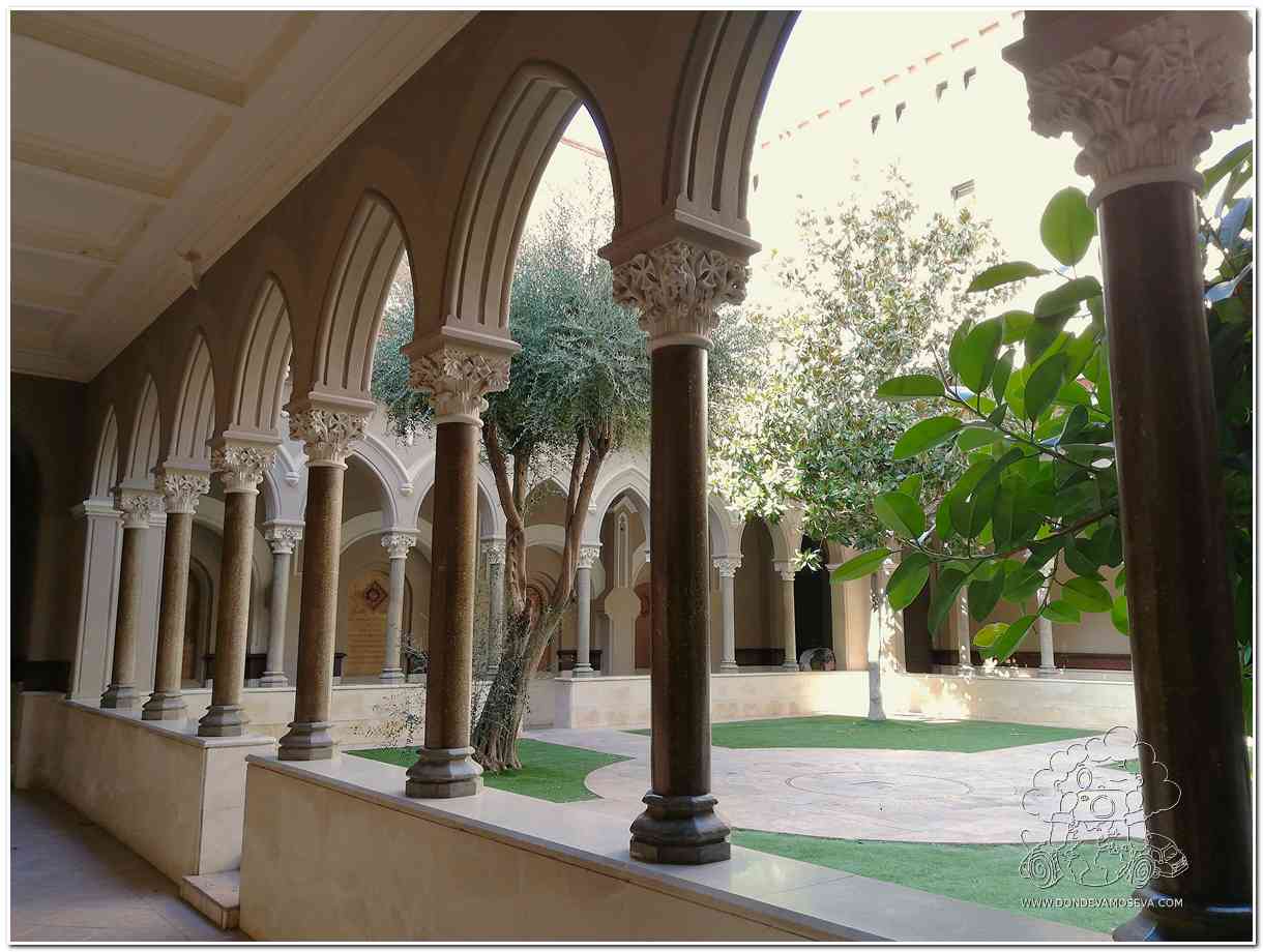 claustro del monasterio de santa isabel en el barrio de sarria un lugar para desconectar en Barcelona