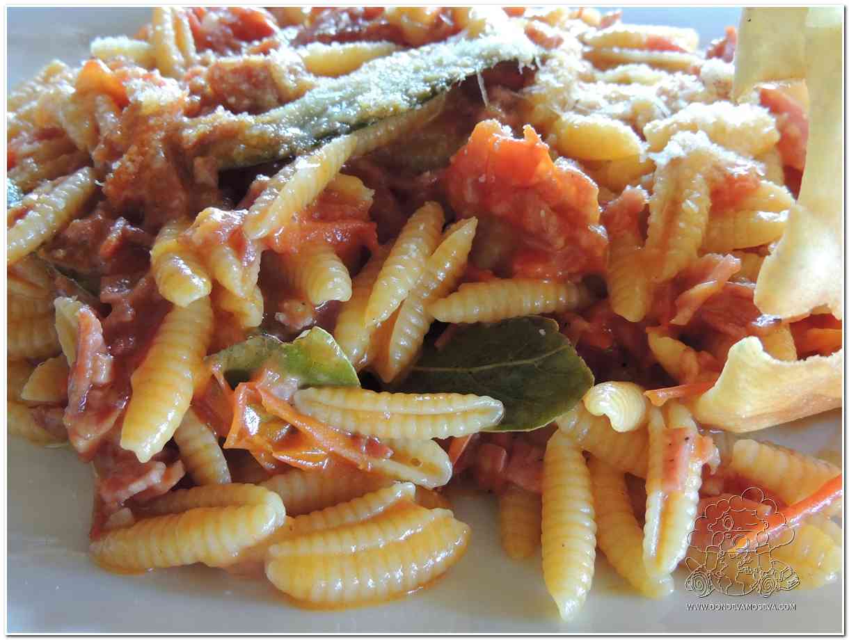 Plato de culurgiones pasta tradicional de Cerdeña