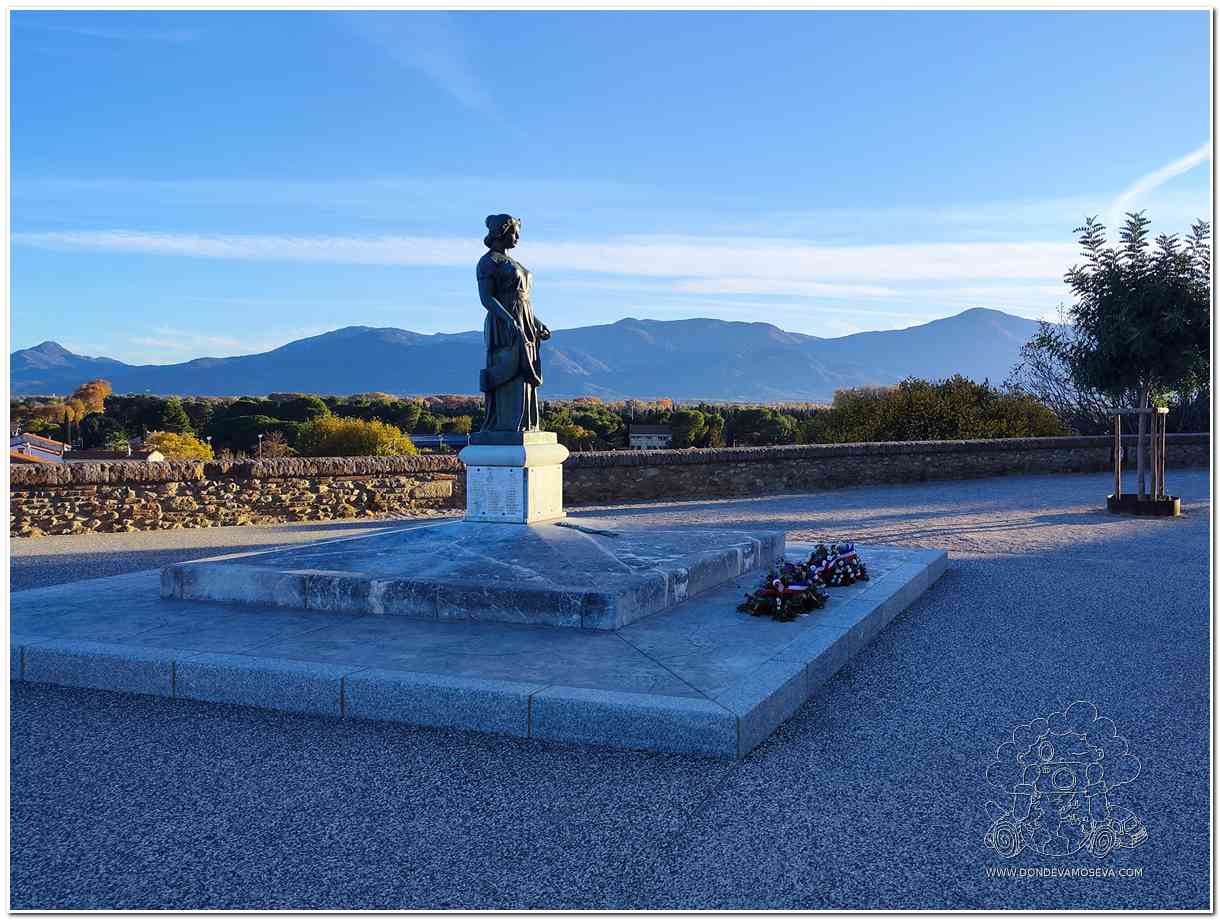 Escultura de Santa Helena con los Pirineos al fondo en Elne, Pirineos Orientales