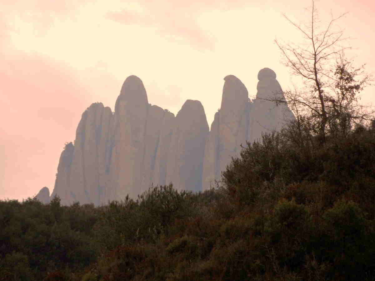 Agujas de la montaña de Montserrat en el Geoparque de la Cataluña Central