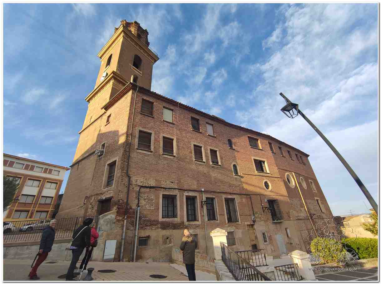 Iglesia de San Andrés junto al único arco de la ntigua muralla de Calahorra