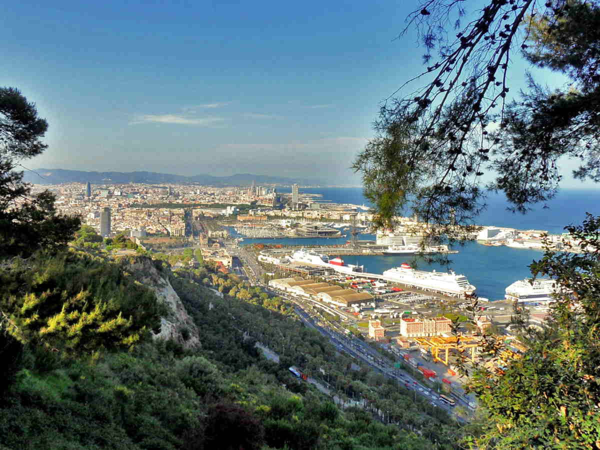 vistas tranquilas de Barcelona desde Montjuïc con el mar al fondo