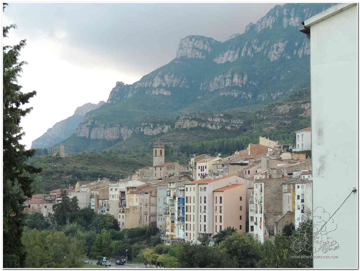 Postal de Monistrol de Montserrat, pueblo a los pies de la montaña