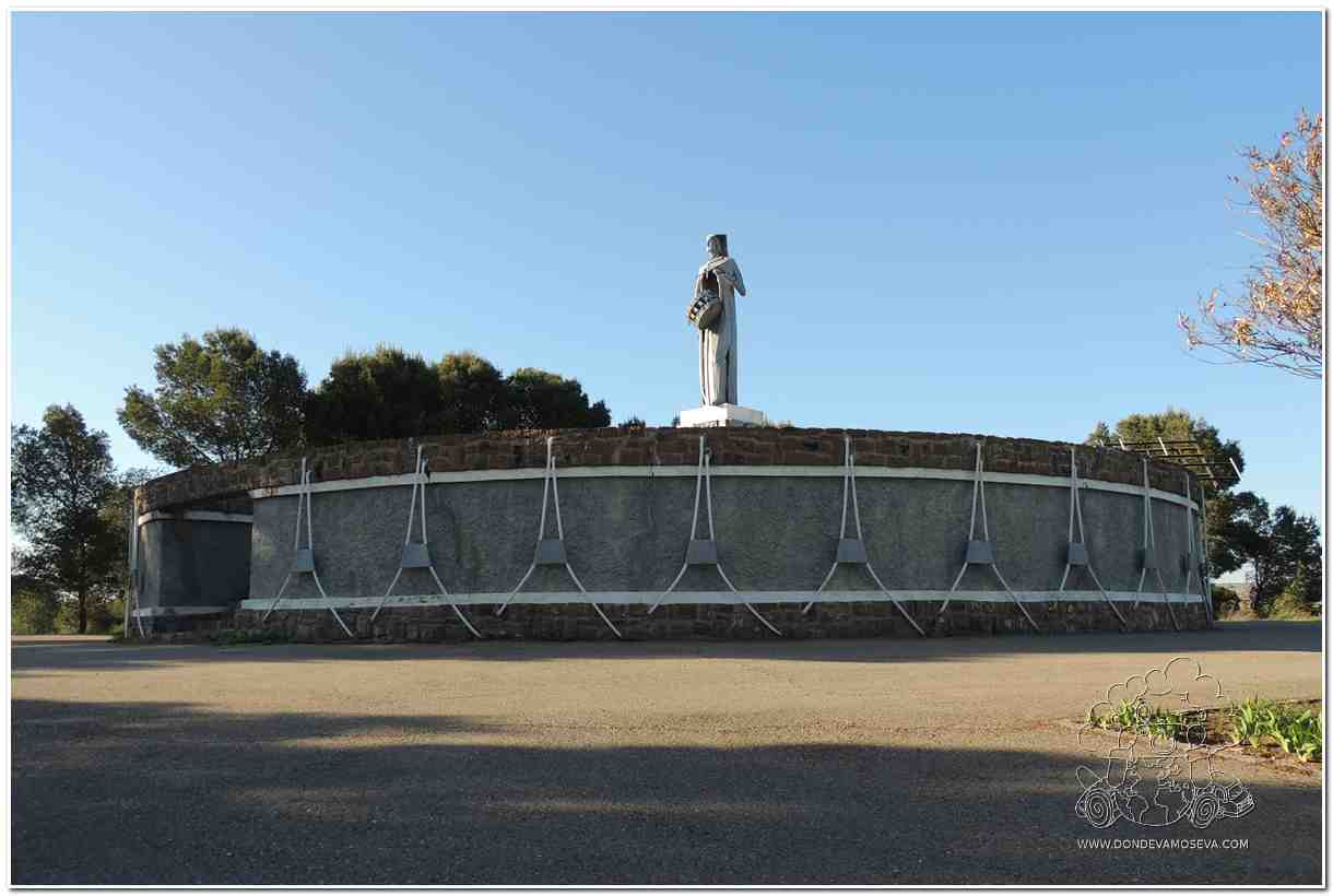 Monumento al Tambor junto a La Estanca en Alcañiz Ruta del Tambor y el Bombo en el Bajo Aragón