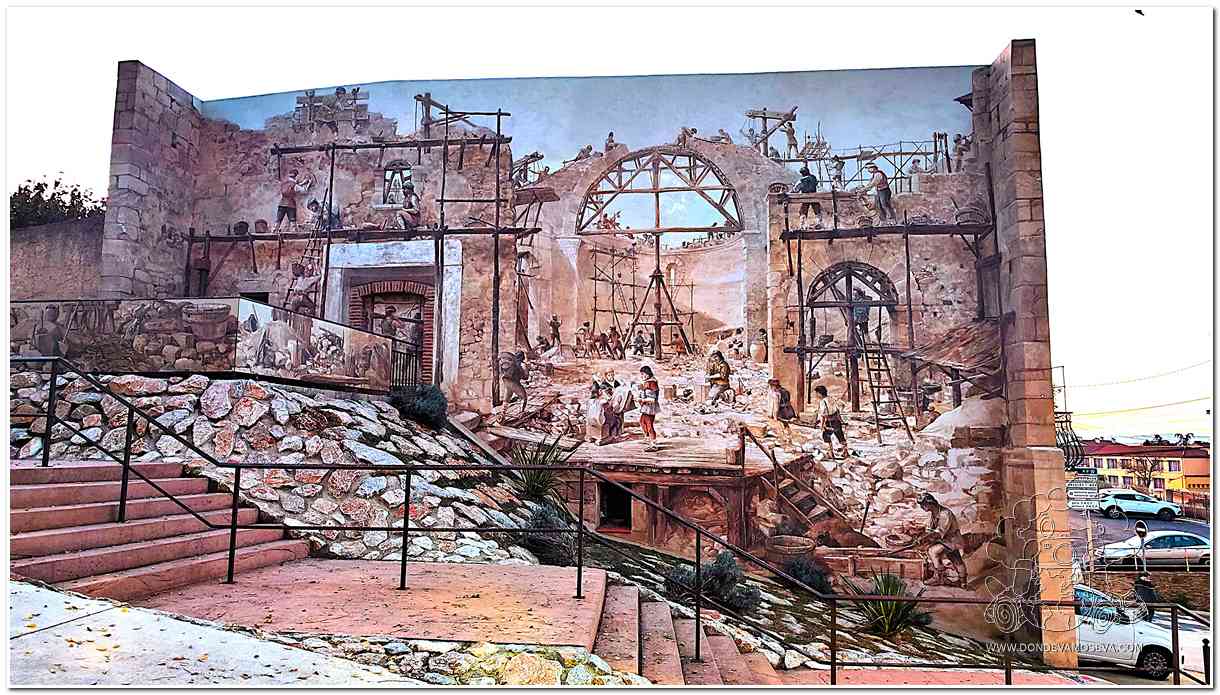 Mural que representa la construcción de la catedral que ver en Elne