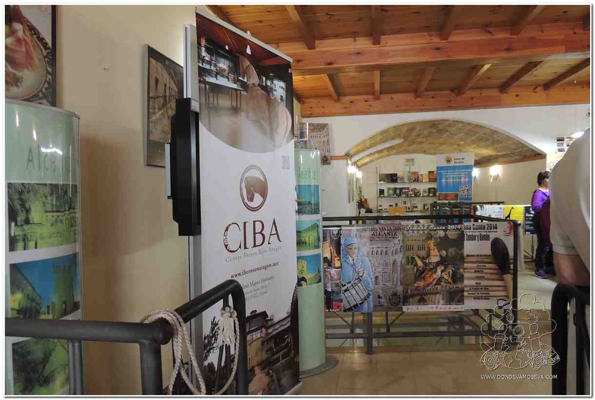 Interior de la oficina de turismo de Alcañiz con información del CIBA