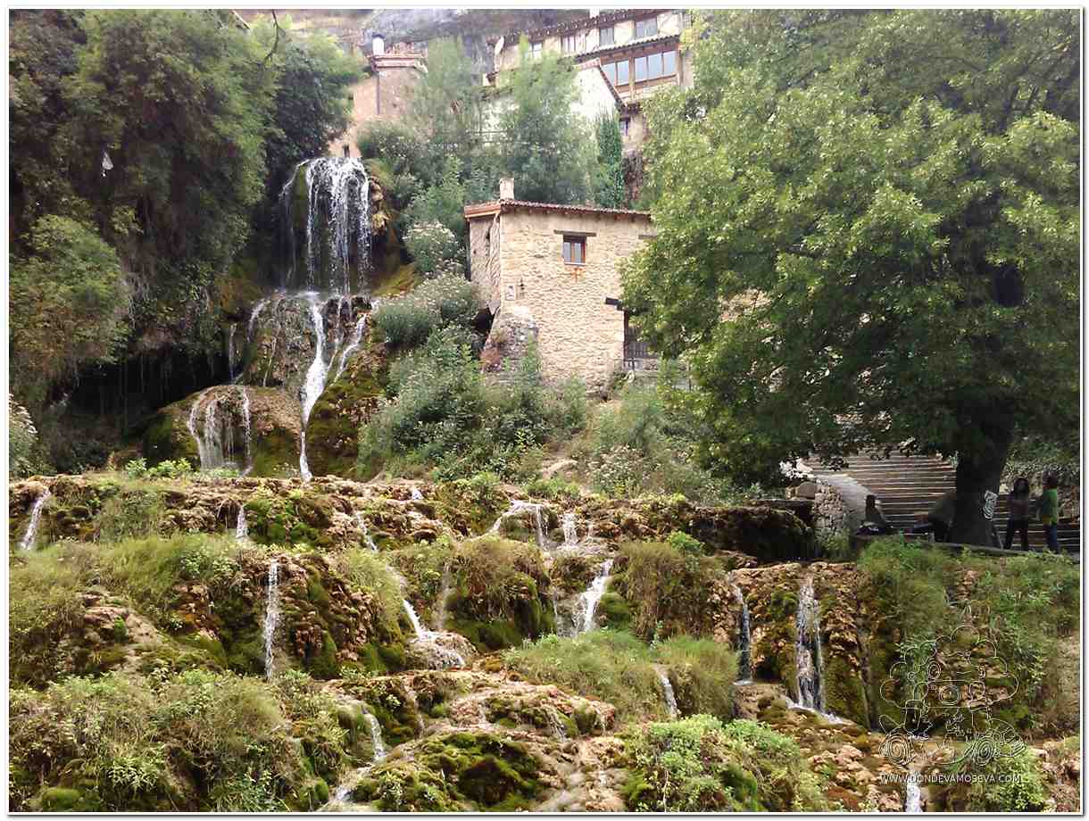 Cascada atravesando Orbaneja del Castillo en el Geoparque Las Loras