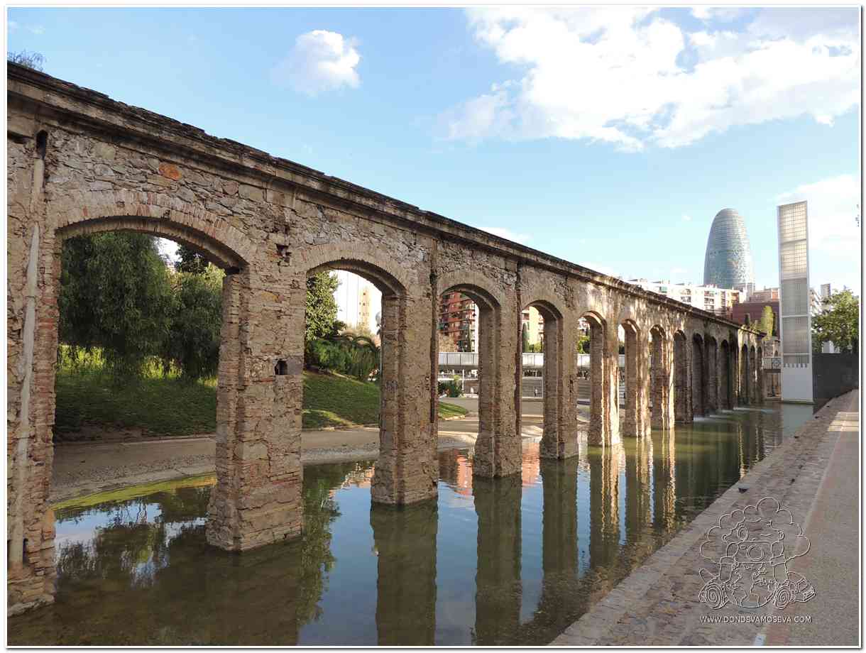 parque del clot con restos de la antigua farinera industrial en barcelona