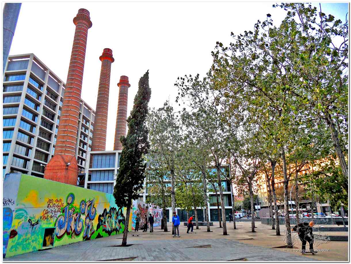 parque de las tres chimeneas en el barrio del poble sec, un imprescindible en los planes tranquilos en barcelona