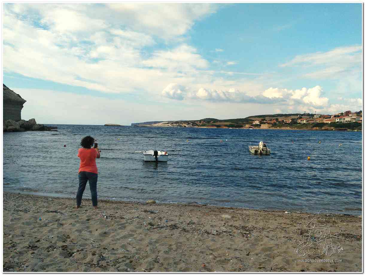 Playa de Torre del Pozzo en la costa oeste de Cerdeña