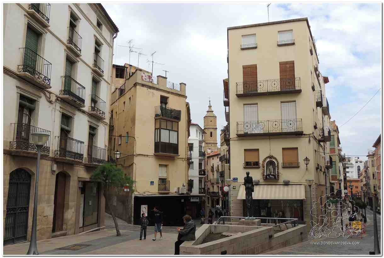 Plaza Mendizábal en el casco antiguo de Alcañiz
