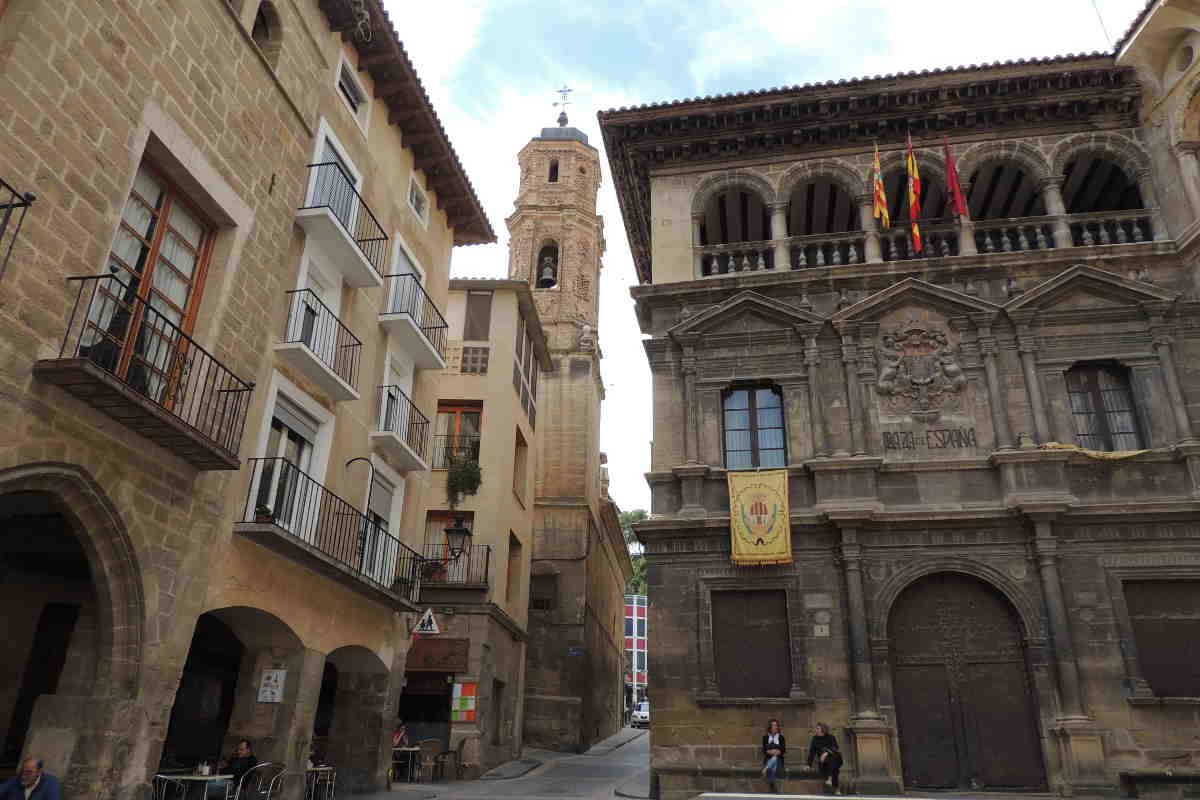Plaza de España de Alcañiz conel conjunto monumental de edificios renacentistas