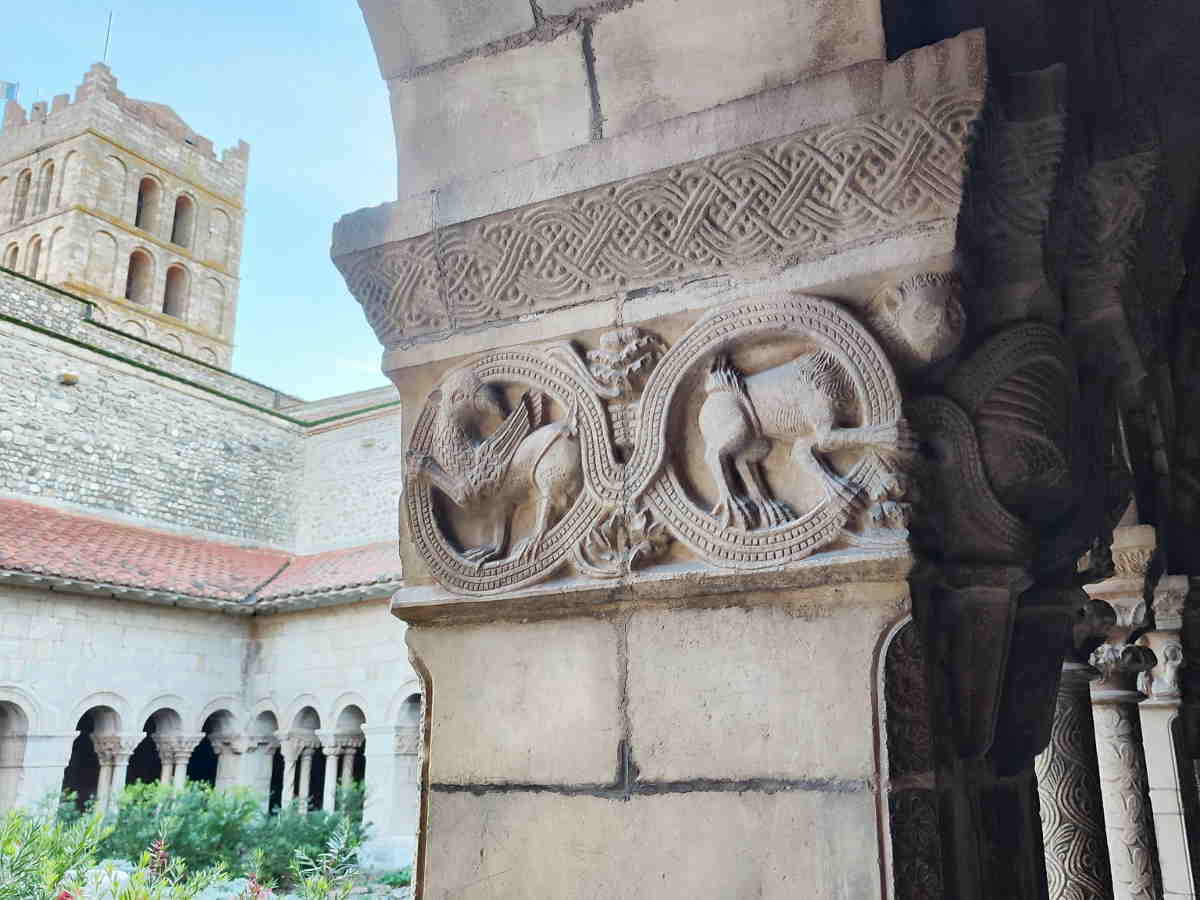 Claustro catedral qué ver en Elne en Pirineos Orientales