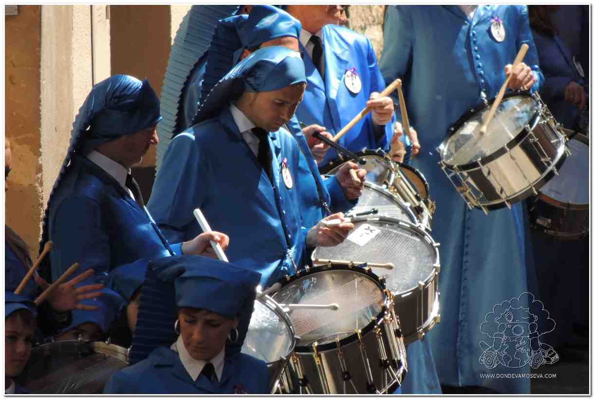 Los tamobres no cesan en la Semana Santa en Alcañiz