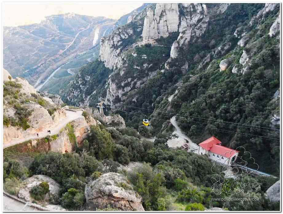 Teleférico de Montserrat sobrevolando la montaña camino del monasterio