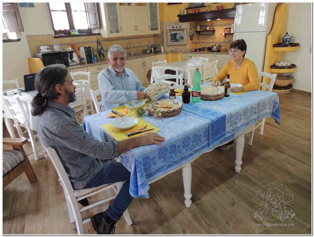 Comida tradicional en un alojamiento rural de Teti en Barbagia