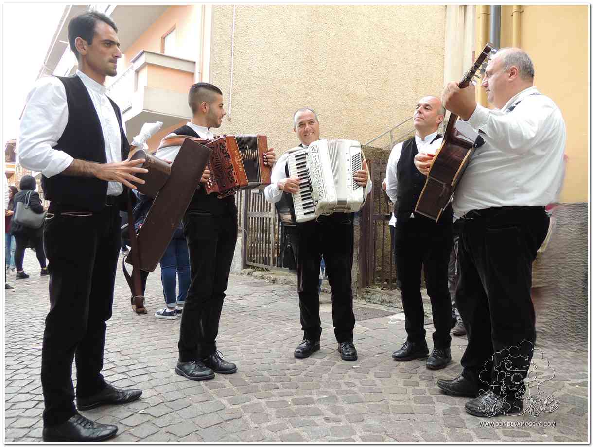 Canto a Tenore tradicional en Tonara algo que ver en un viaje por Cerdeña en 15 días 