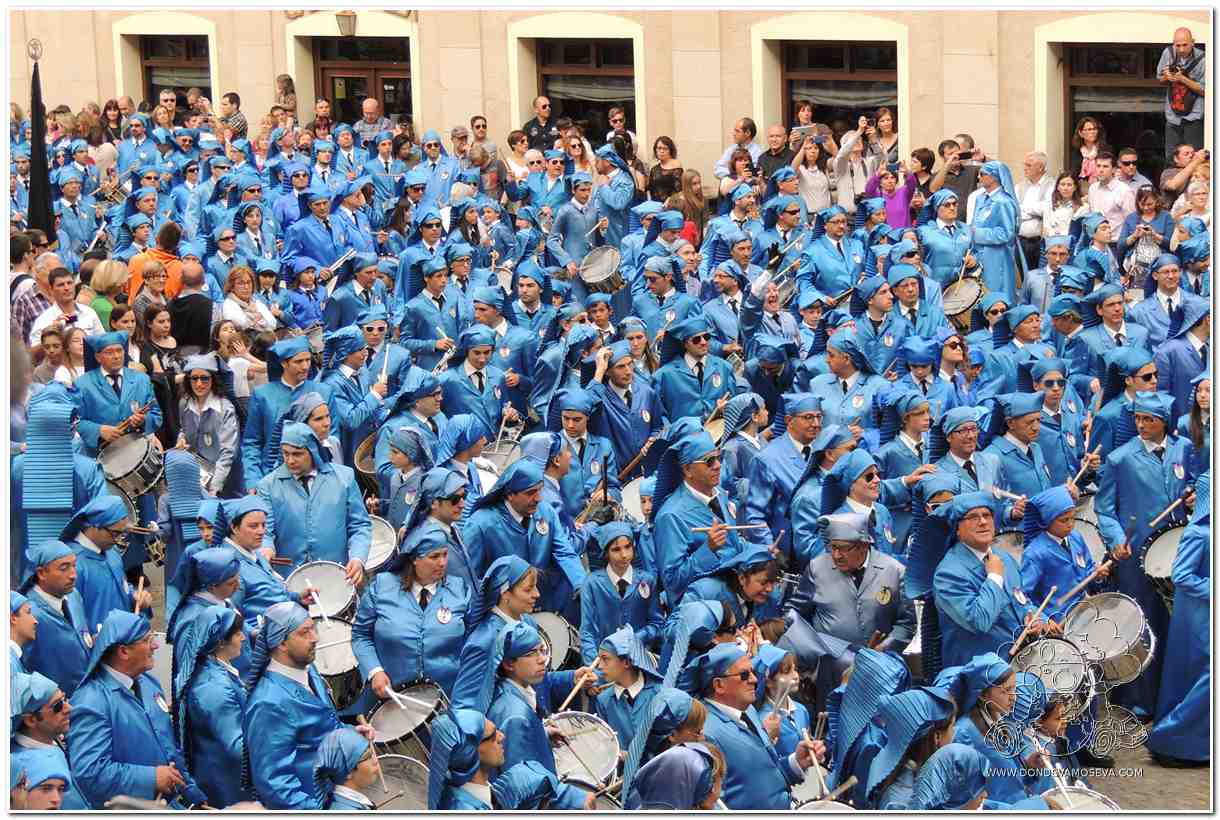 Cofrades con túnicas azules en la Semana Santa de Alcañiz