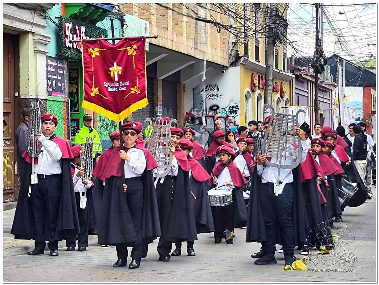 Agrupación musical Santa Cruz tocando lira de marcha en Semana Santa Pasto