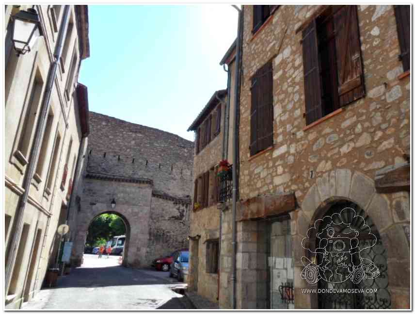 Calle empedrada con casas de colores en Villefranche-de-Conflent Pirineos Orientales
