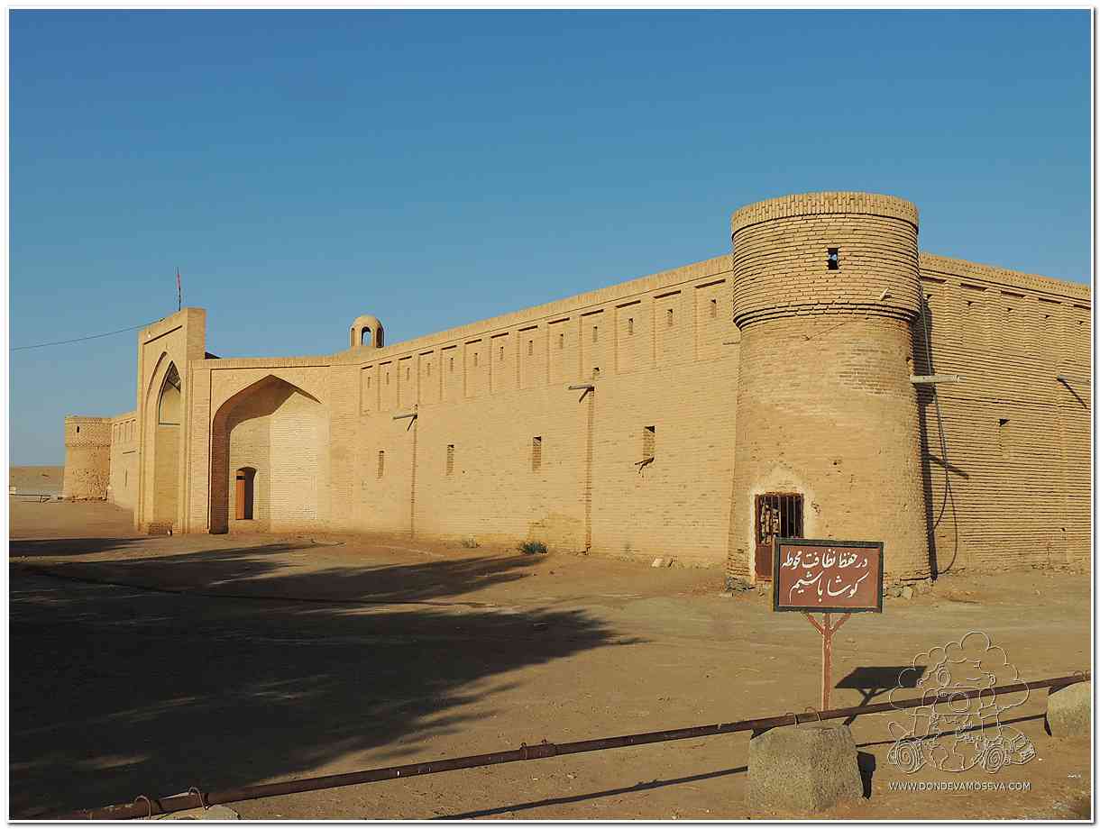 antiguo caravanserai en el desierto de Maranjab en Irán en la Ruta de la Seda