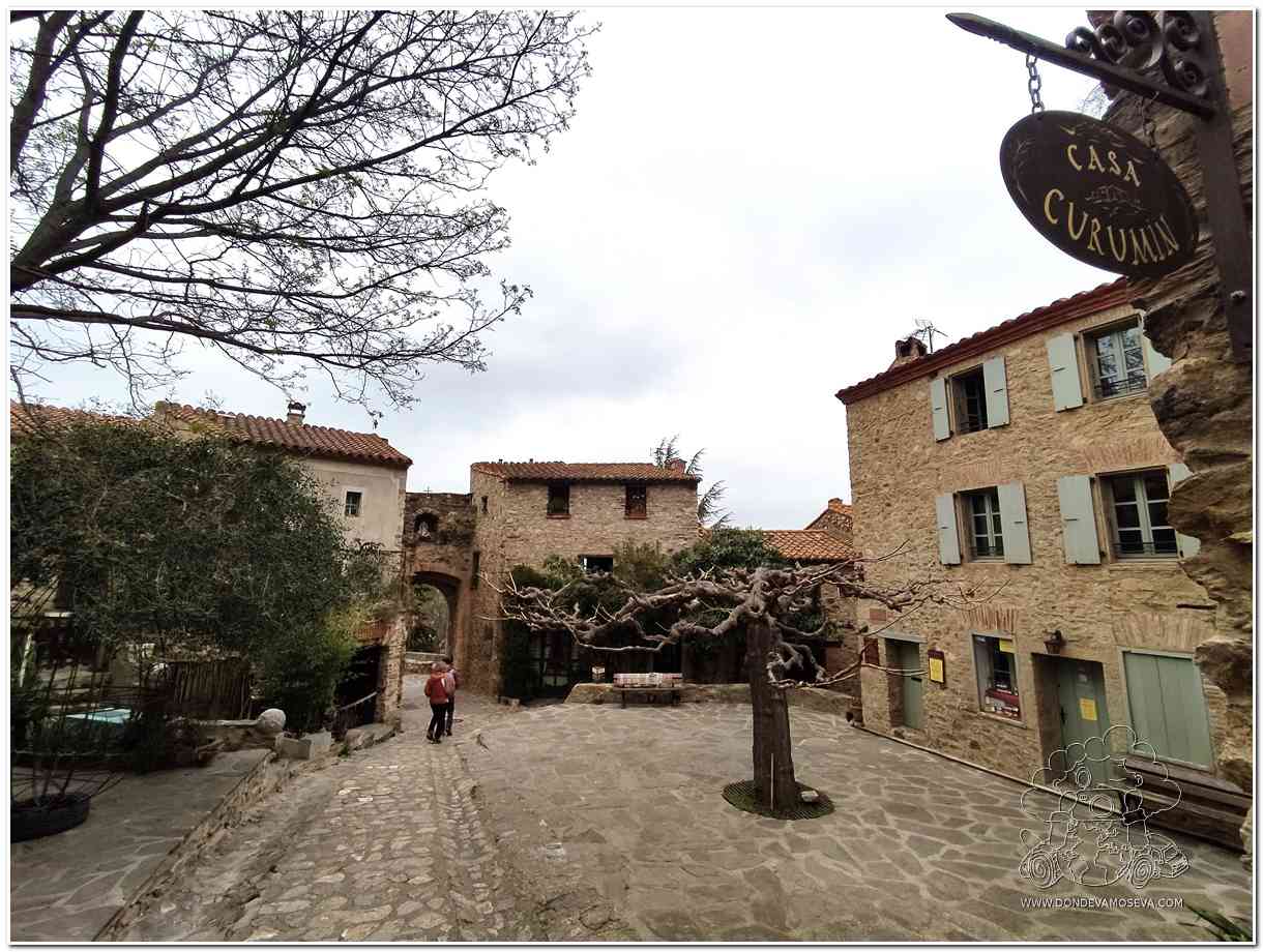 Castelnou pueblo medieval en Les Aspres Pirineos Orientales Francia