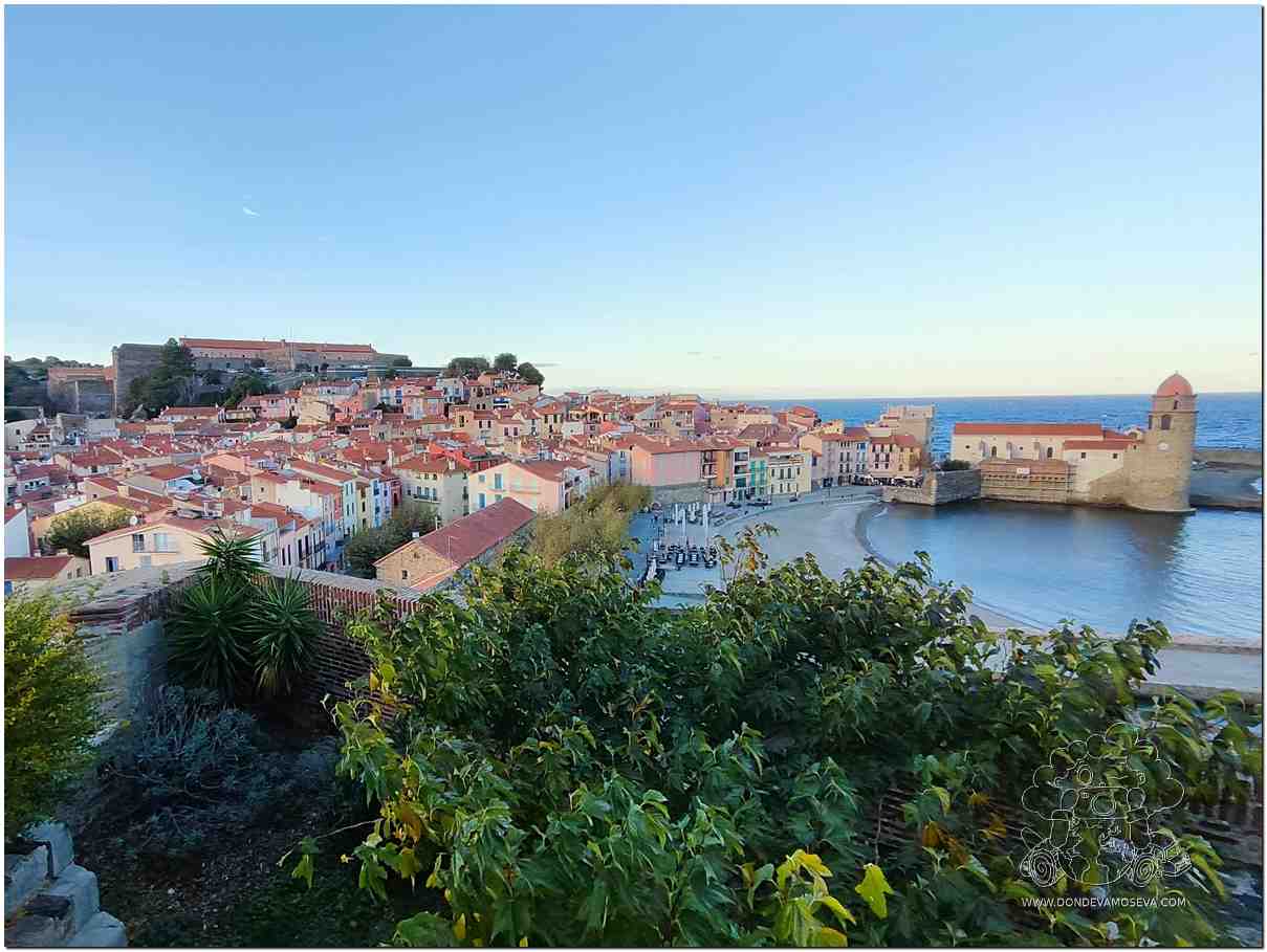 Casas de colores y barcas catalanas en el puerto de Collioure
