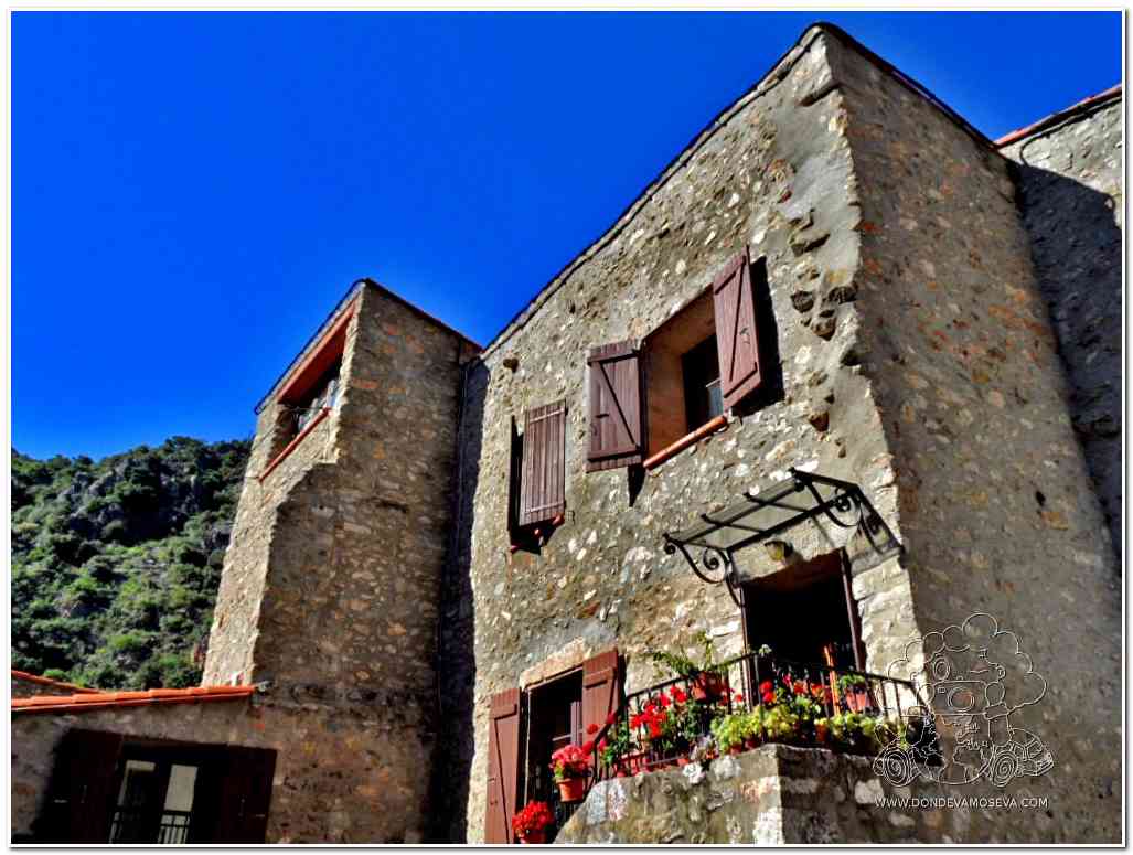 Detalles de muros de piedra y flores en Villefranche-de-Conflent
